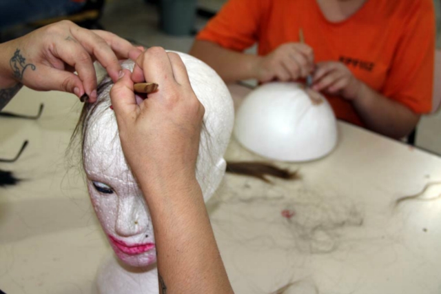 Presídio feminino da Capital inicia confecção de perucas para serem doadas a pessoas com câncer