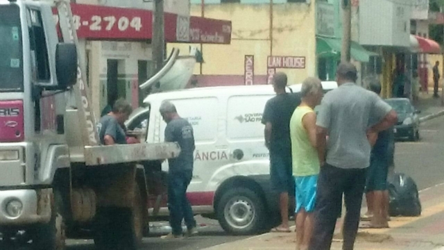 Ambulância tomba em Avenida principal de Pereira Barreto