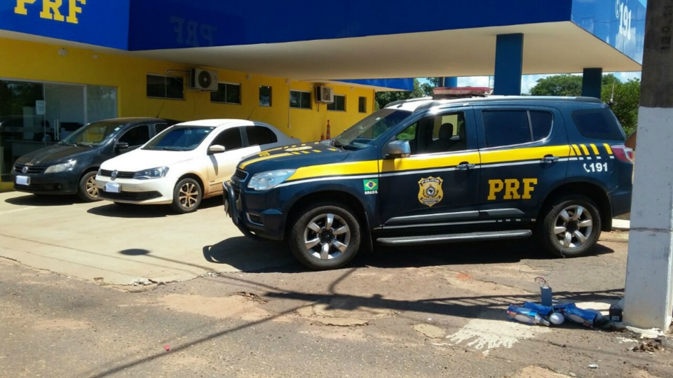 Veículos são apreendidos pela PRF com rádio comunicadores e com mais de R$ 20 mil