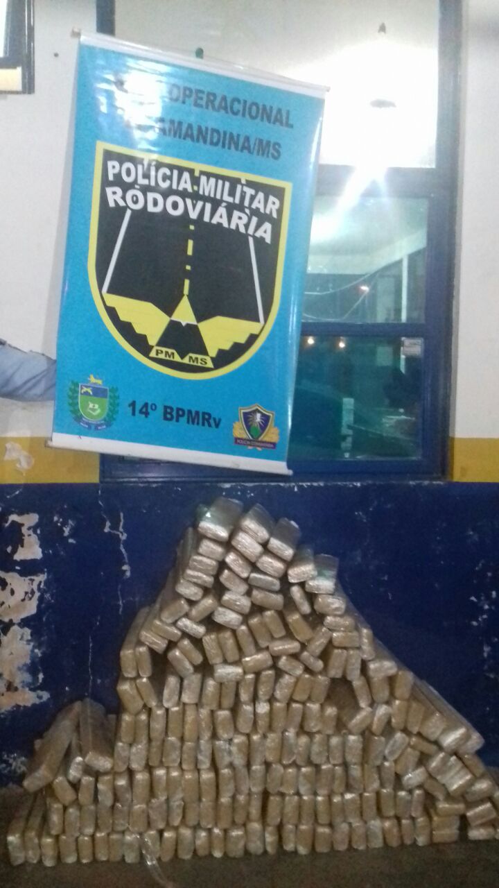 Envolta em cobertores, Polícia Militar Rodoviária encontra quase 230 kg de maconha