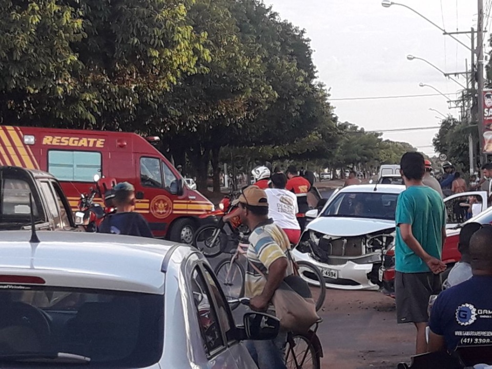 Uno tomba ao bater em Toyota, próximo à Gold Comunicação