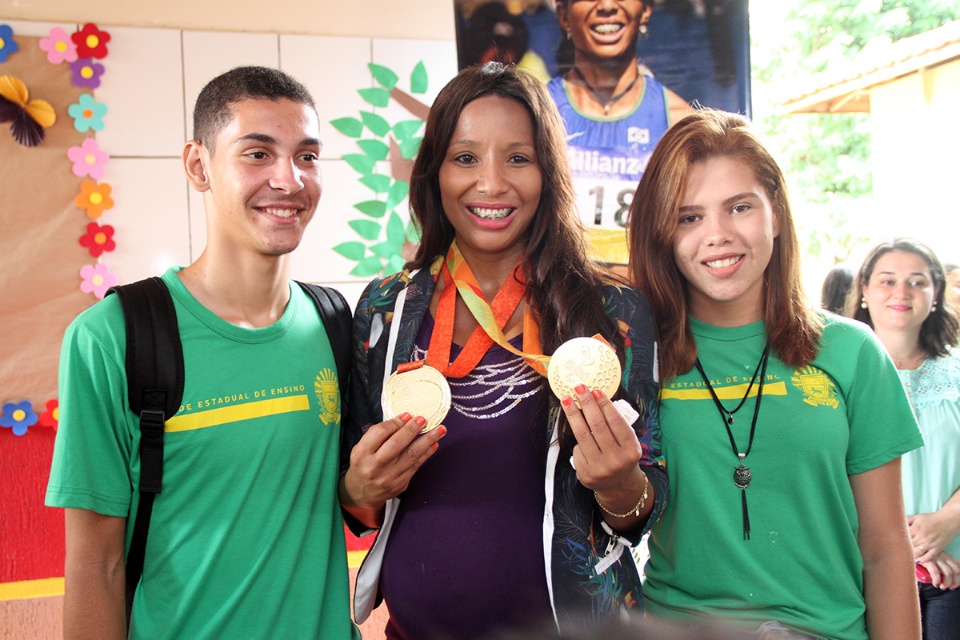 Silvania Oliveira emociona alunos da Escola João Thomes em palestra