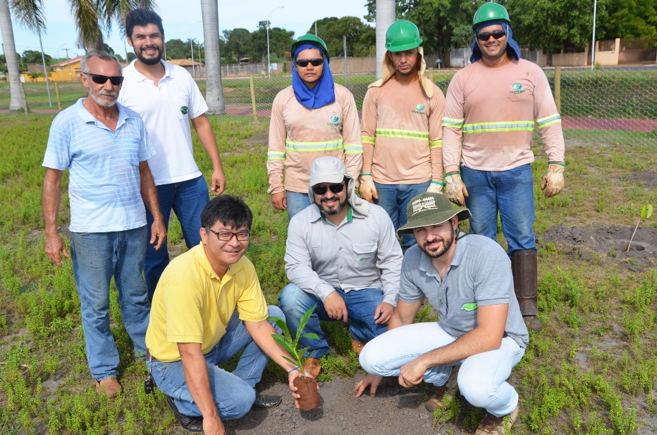 Fibria doa mudas que serão plantadas no novo bosque da Lagoa Maior