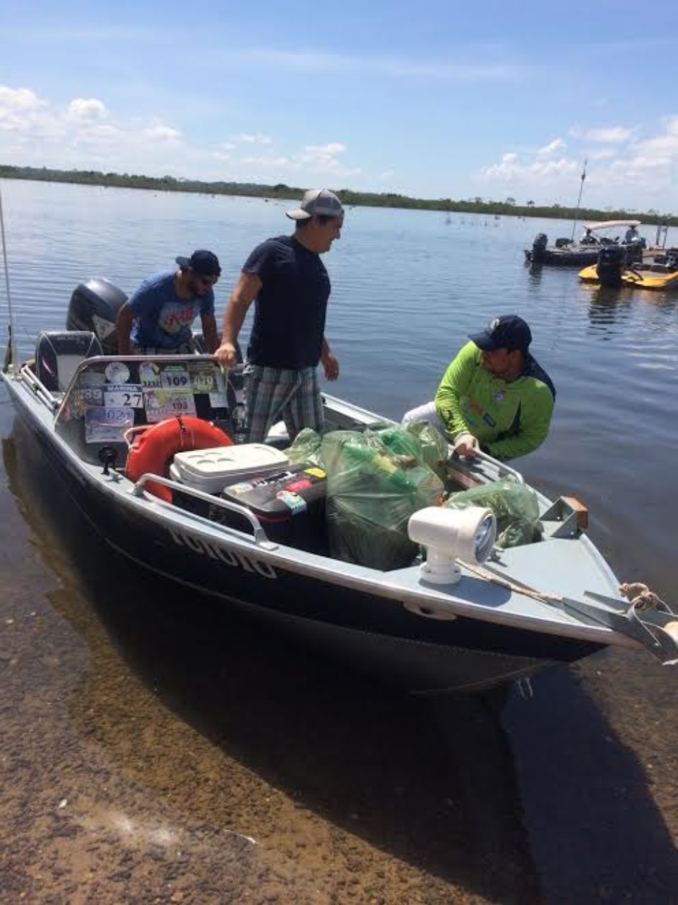 Prefeitura e APETL recolhem meia tonelada de lixo do Rio Sucuriú e Paraná
