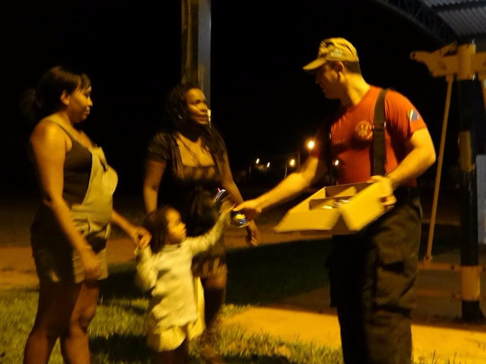 Bombeiros de Três Lagoas distribuem ovos de Páscoa para crianças de vários bairros