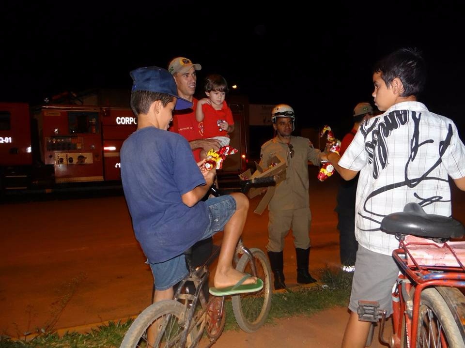 Bombeiros de Três Lagoas distribuem ovos de Páscoa para crianças de vários bairros