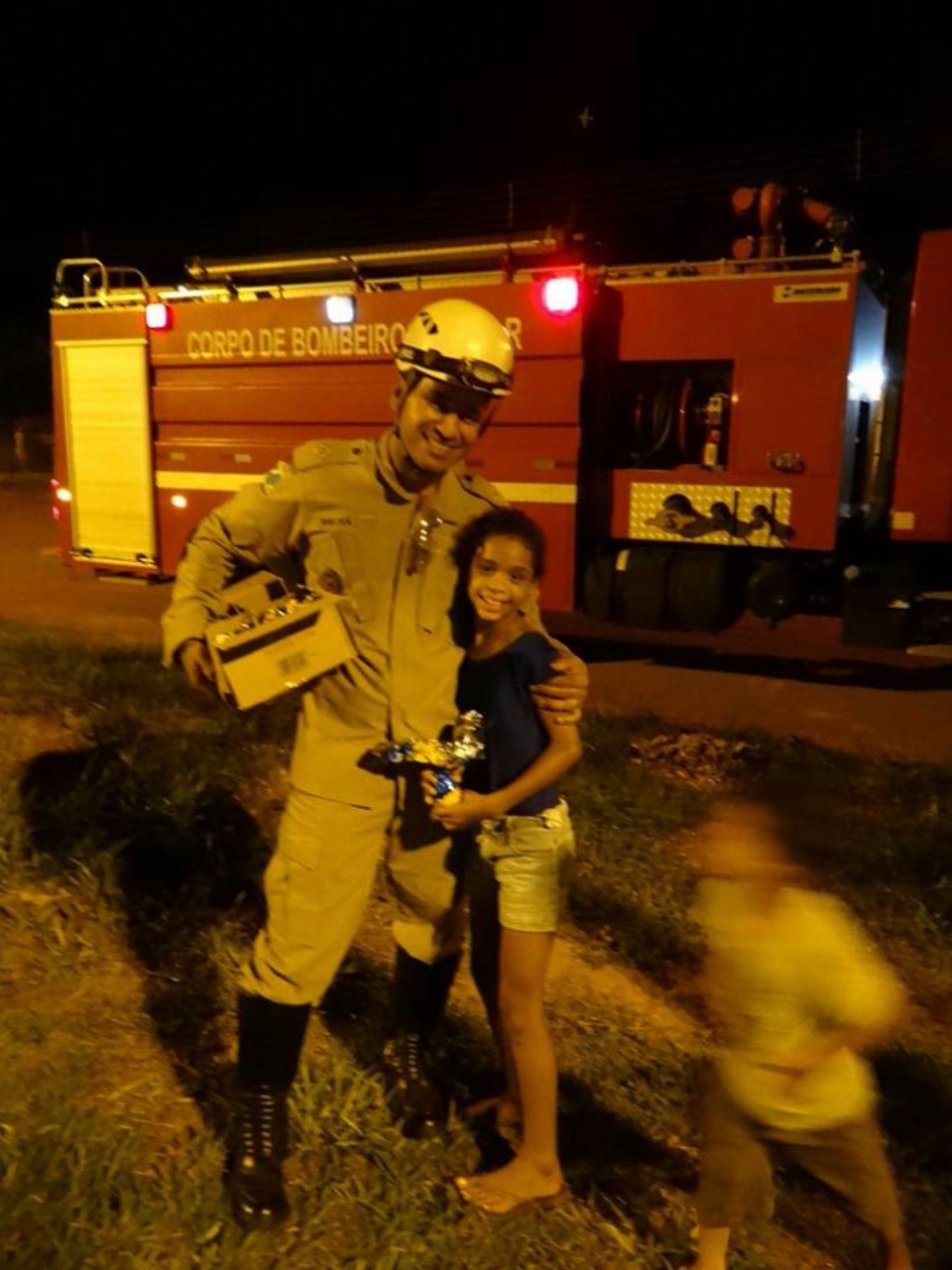 Bombeiros de Três Lagoas distribuem ovos de Páscoa para crianças de vários bairros