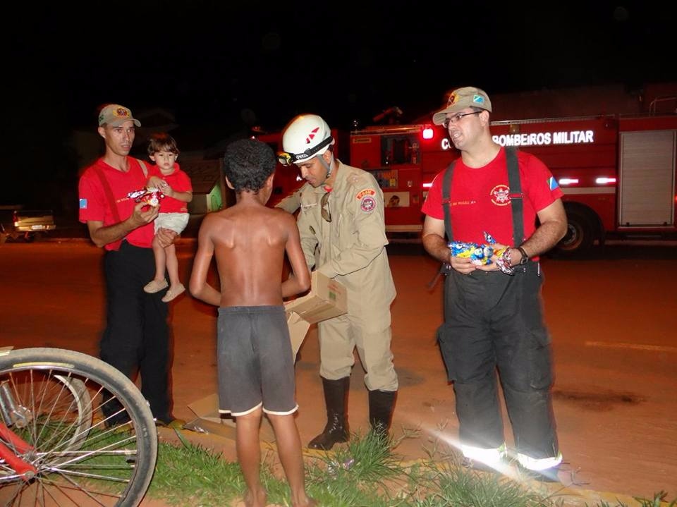 Bombeiros de Três Lagoas distribuem ovos de Páscoa para crianças de vários bairros