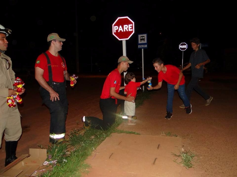 Bombeiros de Três Lagoas distribuem ovos de Páscoa para crianças de vários bairros