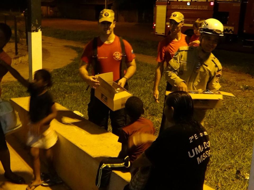 Bombeiros de Três Lagoas distribuem ovos de Páscoa para crianças de vários bairros