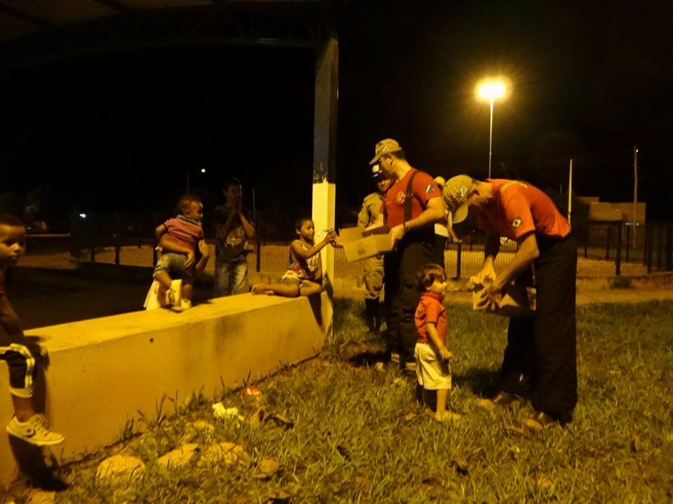 Bombeiros de Três Lagoas distribuem ovos de Páscoa para crianças de vários bairros