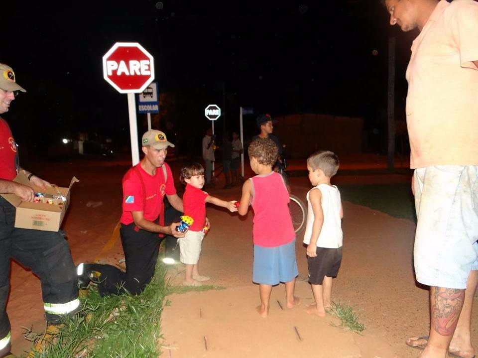 Bombeiros de Três Lagoas distribuem ovos de Páscoa para crianças de vários bairros