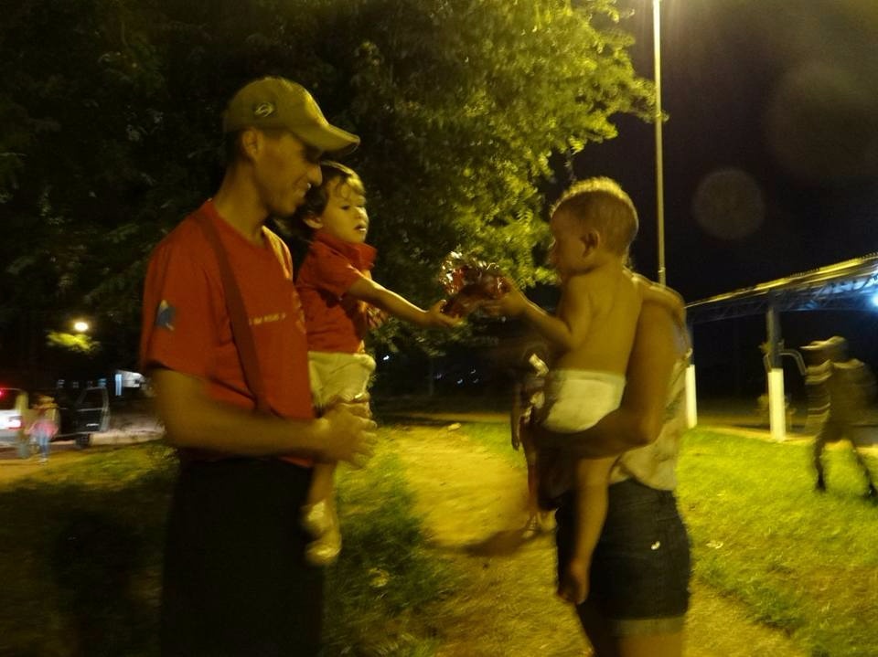 Bombeiros de Três Lagoas distribuem ovos de Páscoa para crianças de vários bairros