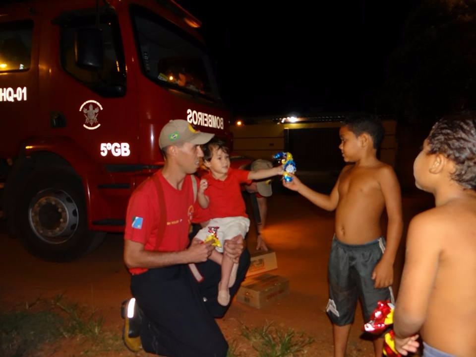 Bombeiros de Três Lagoas distribuem ovos de Páscoa para crianças de vários bairros