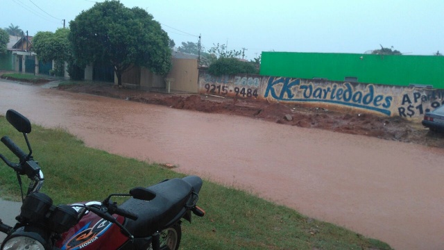 Em menos de 1h, chuva alaga ruas e avenidas de Três Lagoas