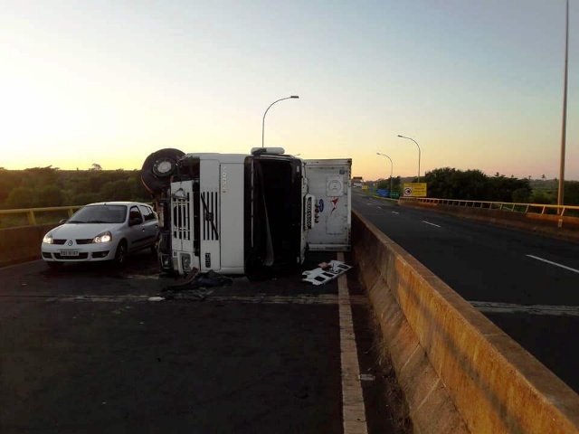 Caminhão tomba em ponte sobre o rio Paraná