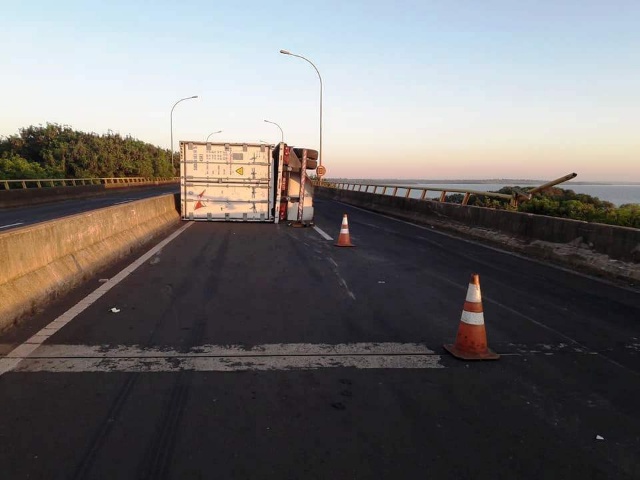 Caminhão tomba em ponte sobre o rio Paraná