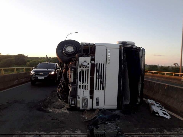 Caminhão tomba em ponte sobre o rio Paraná