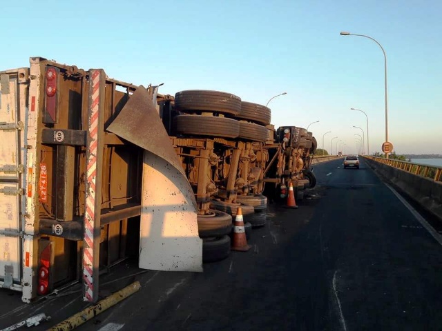 Caminhão tomba em ponte sobre o rio Paraná