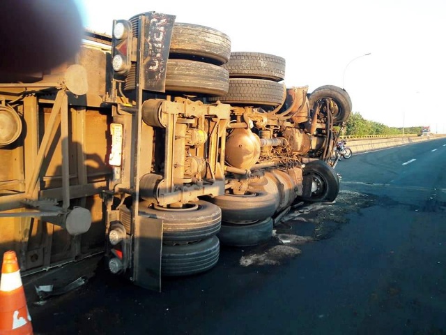 Caminhão tomba em ponte sobre o rio Paraná