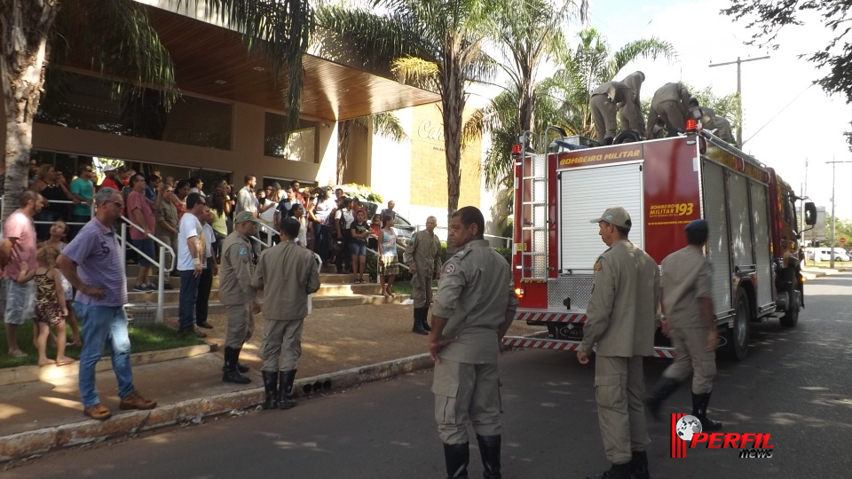 Homenagem e comoção marcam enterro de bombeiro e sogra em Três Lagoas