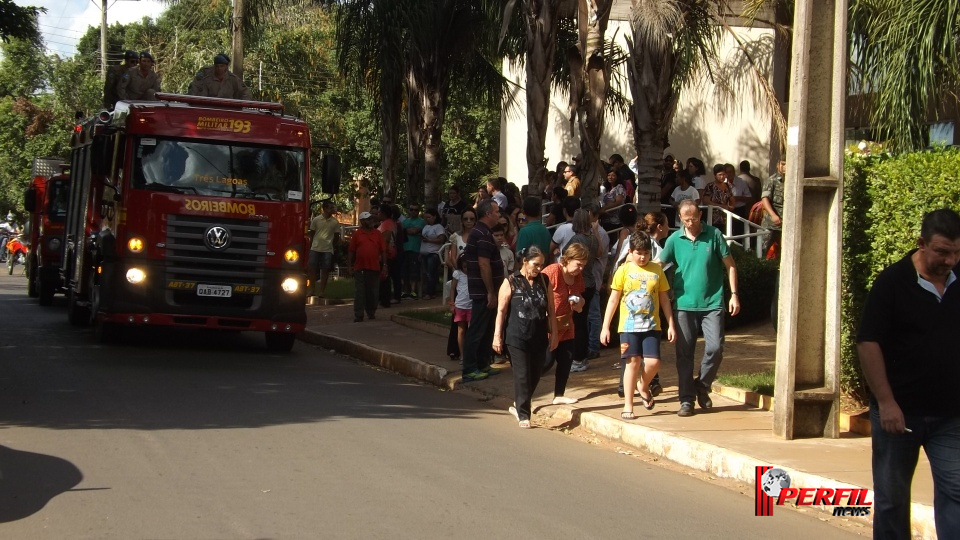 Homenagem e comoção marcam enterro de bombeiro e sogra em Três Lagoas