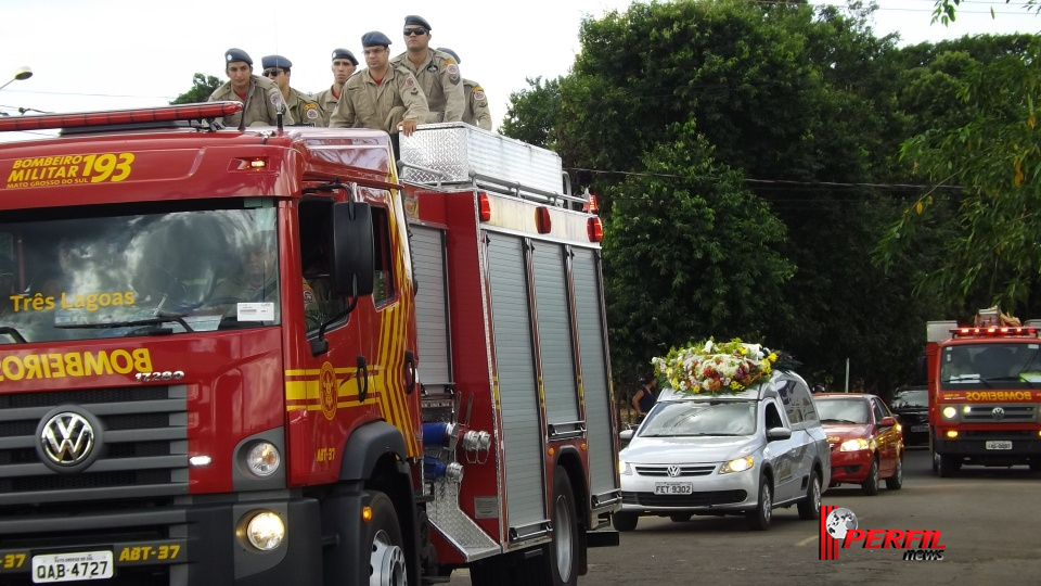 Homenagem e comoção marcam enterro de bombeiro e sogra em Três Lagoas