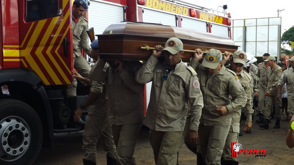 Homenagem e comoção marcam enterro de bombeiro e sogra em Três Lagoas