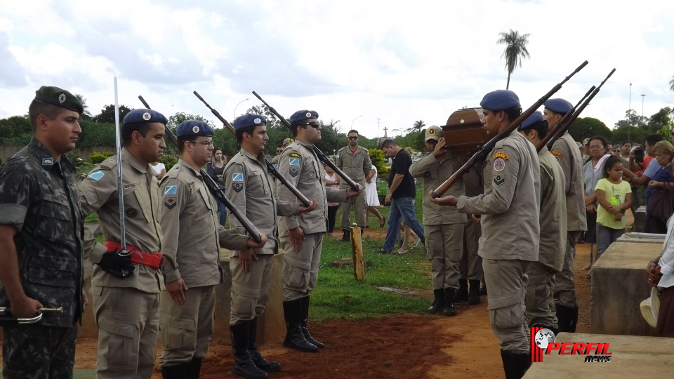 Homenagem e comoção marcam enterro de bombeiro e sogra em Três Lagoas