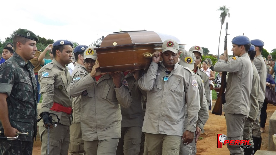 Homenagem e comoção marcam enterro de bombeiro e sogra em Três Lagoas