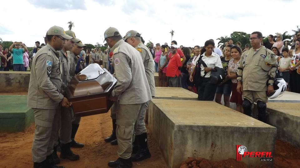 Homenagem e comoção marcam enterro de bombeiro e sogra em Três Lagoas