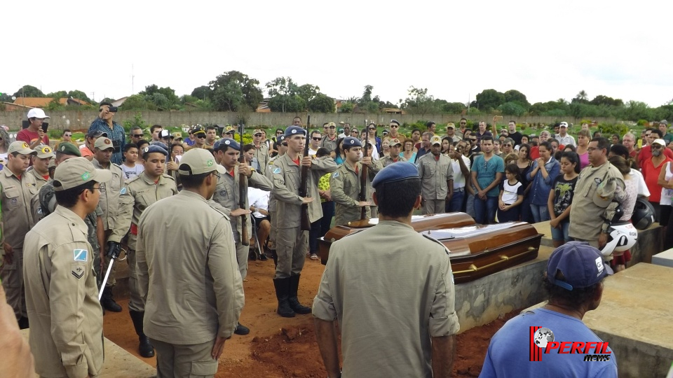 Homenagem e comoção marcam enterro de bombeiro e sogra em Três Lagoas