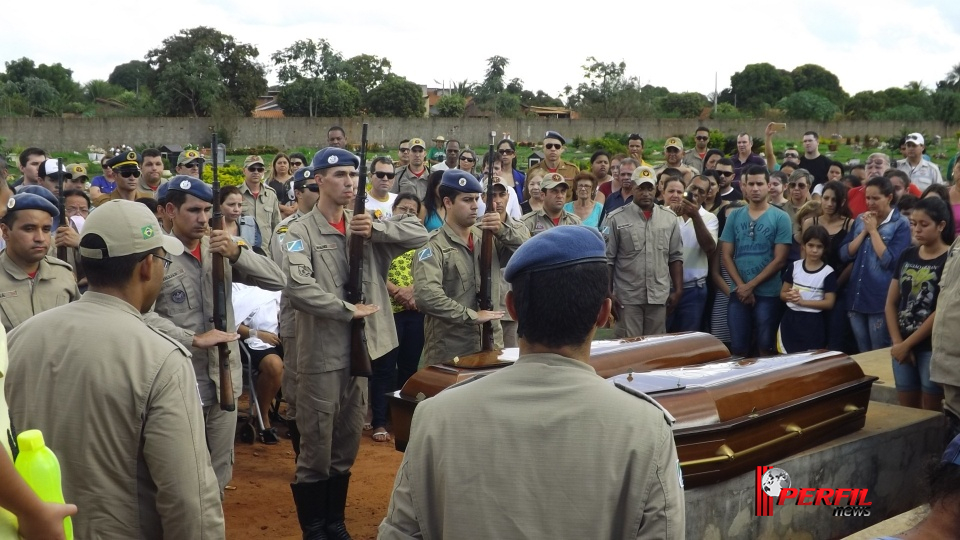 Homenagem e comoção marcam enterro de bombeiro e sogra em Três Lagoas