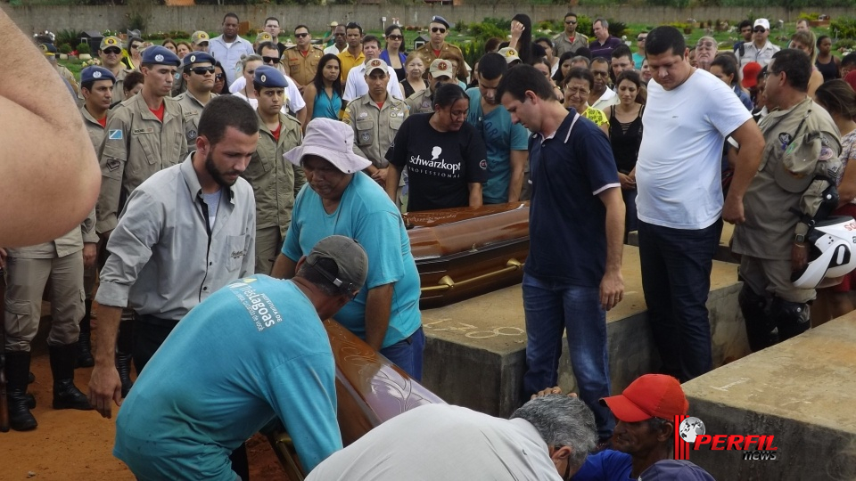 Homenagem e comoção marcam enterro de bombeiro e sogra em Três Lagoas