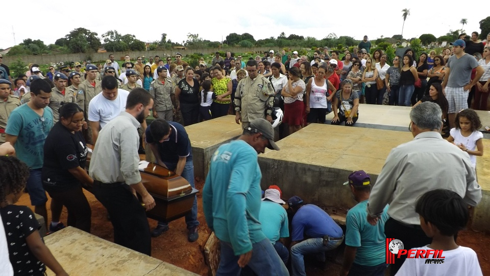 Homenagem e comoção marcam enterro de bombeiro e sogra em Três Lagoas