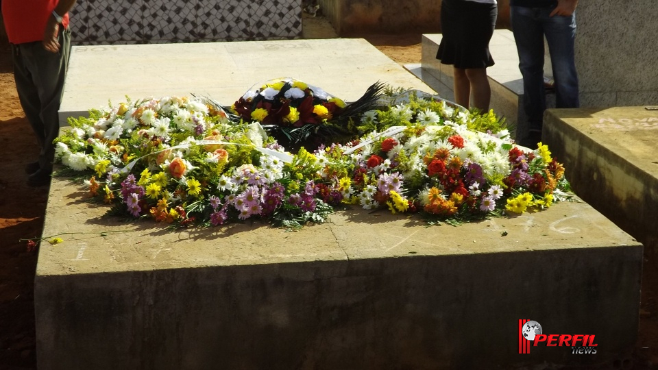 Homenagem e comoção marcam enterro de bombeiro e sogra em Três Lagoas
