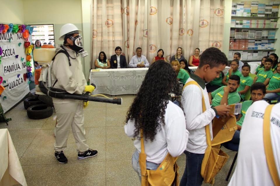 Alunos da rede pública são homenageados por trabalho educativo contra a dengue