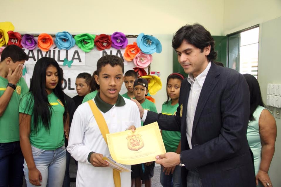 Alunos da rede pública são homenageados por trabalho educativo contra a dengue