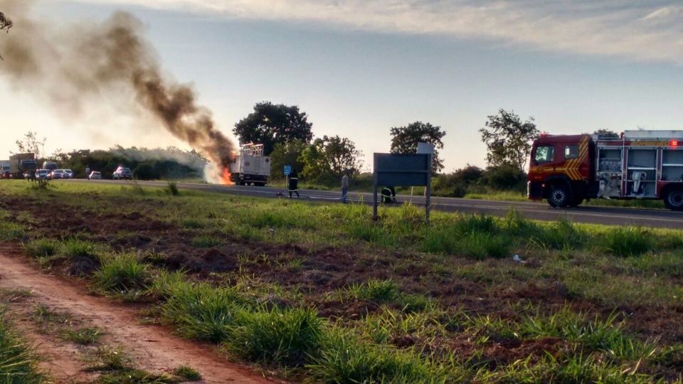 Caminhão da Eldorado pega fogo na BR-158