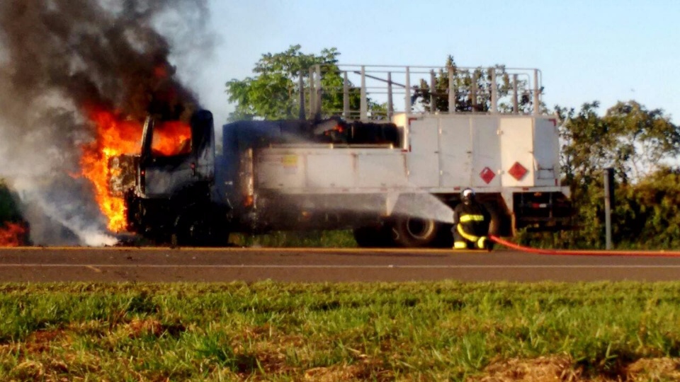 Caminhão da Eldorado pega fogo na BR-158