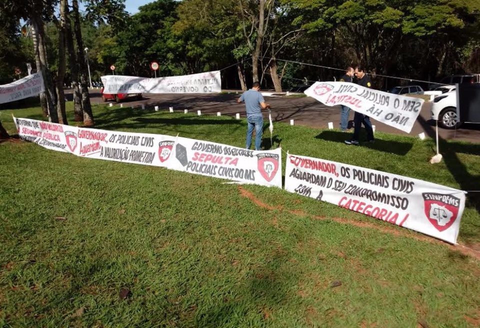 Acampados em frente a governadoria Policiais Civis realizam protesto