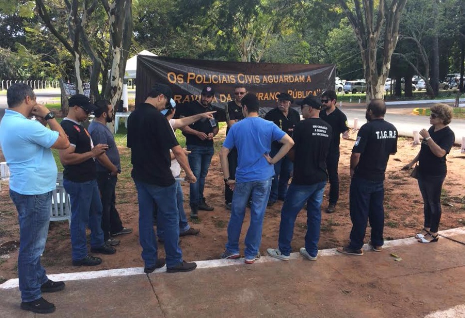 Acampados em frente a governadoria Policiais Civis realizam protesto