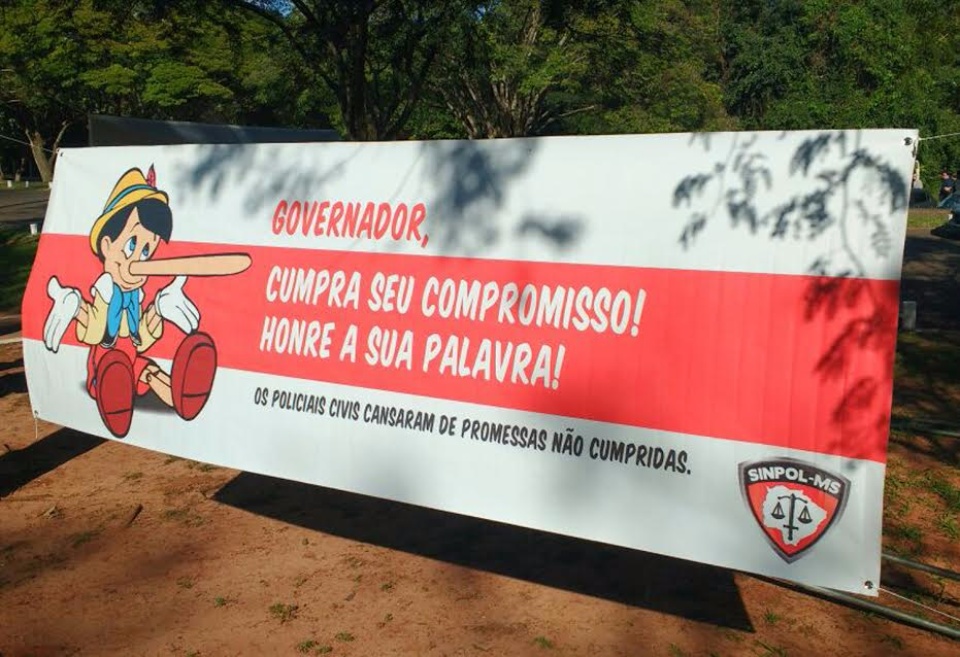 Acampados em frente a governadoria Policiais Civis realizam protesto