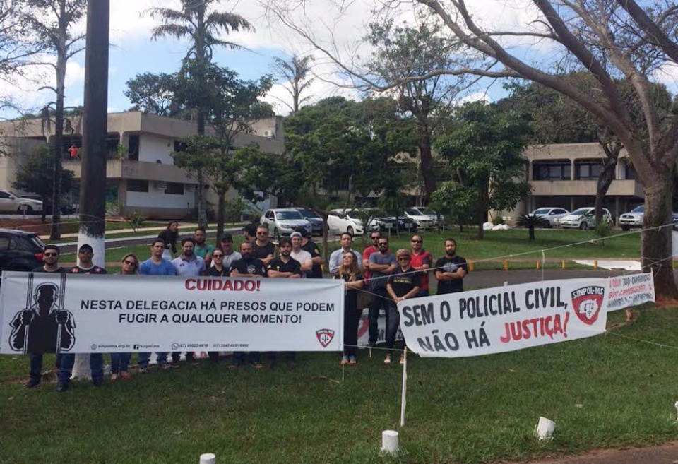 Acampados em frente a governadoria Policiais Civis realizam protesto