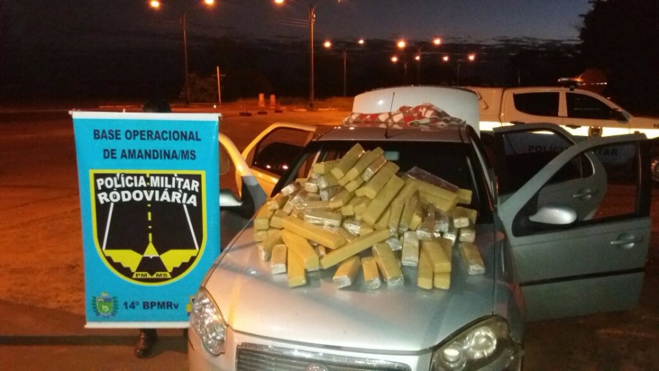 Polícia Militar Rodoviária prende jovens em veículo recheado com drogas