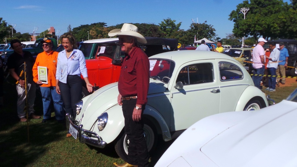 Encontro de carros antigos reúne mais de 100 veículos