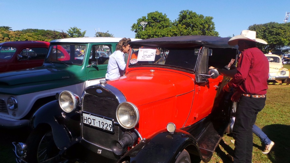 Encontro de carros antigos reúne mais de 100 veículos