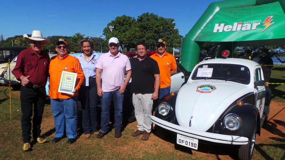 Encontro de carros antigos reúne mais de 100 veículos