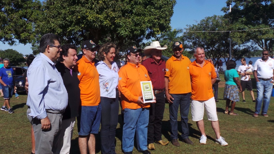 Encontro de carros antigos reúne mais de 100 veículos