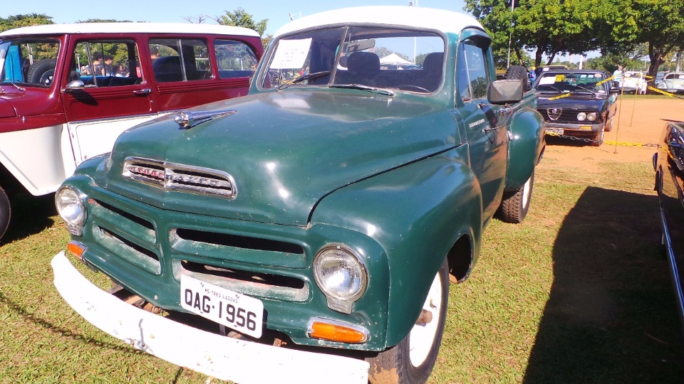 Encontro de carros antigos reúne mais de 100 veículos